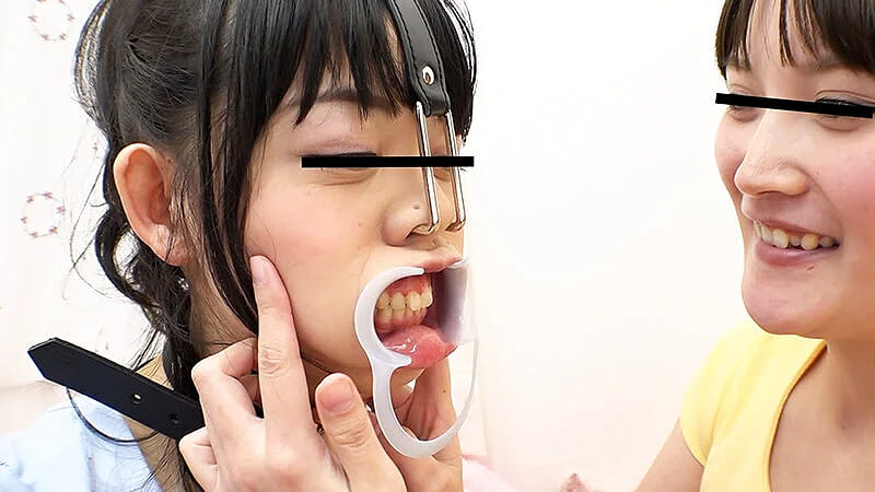 鼻フック＆開口器でレズプレイ
